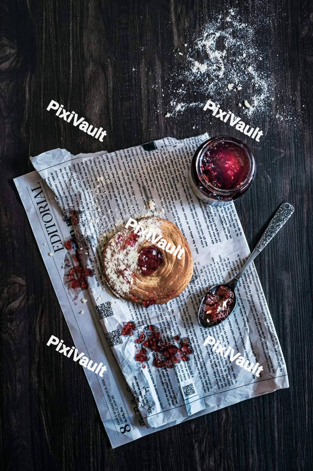 Cinnamon roll with jam